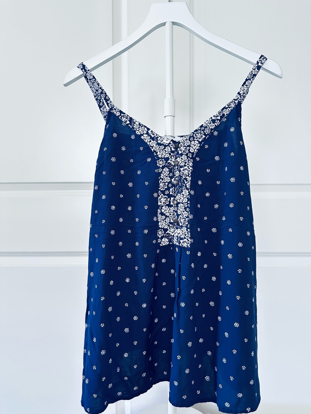 Women’s Sonoma Spaghetti Strap Blue & White Floral Top Size XL